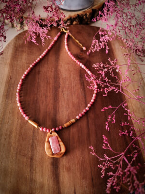 Rajskie jabłuszko - naszyjnik z kamieni z zawieszką z drewna oliwnego handmade