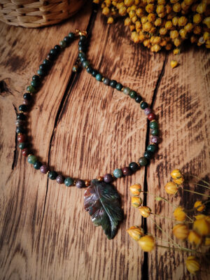 Zaduma - naszyjnik z kamieni naturalnych z zawieszką z kształcie liścia handmade
