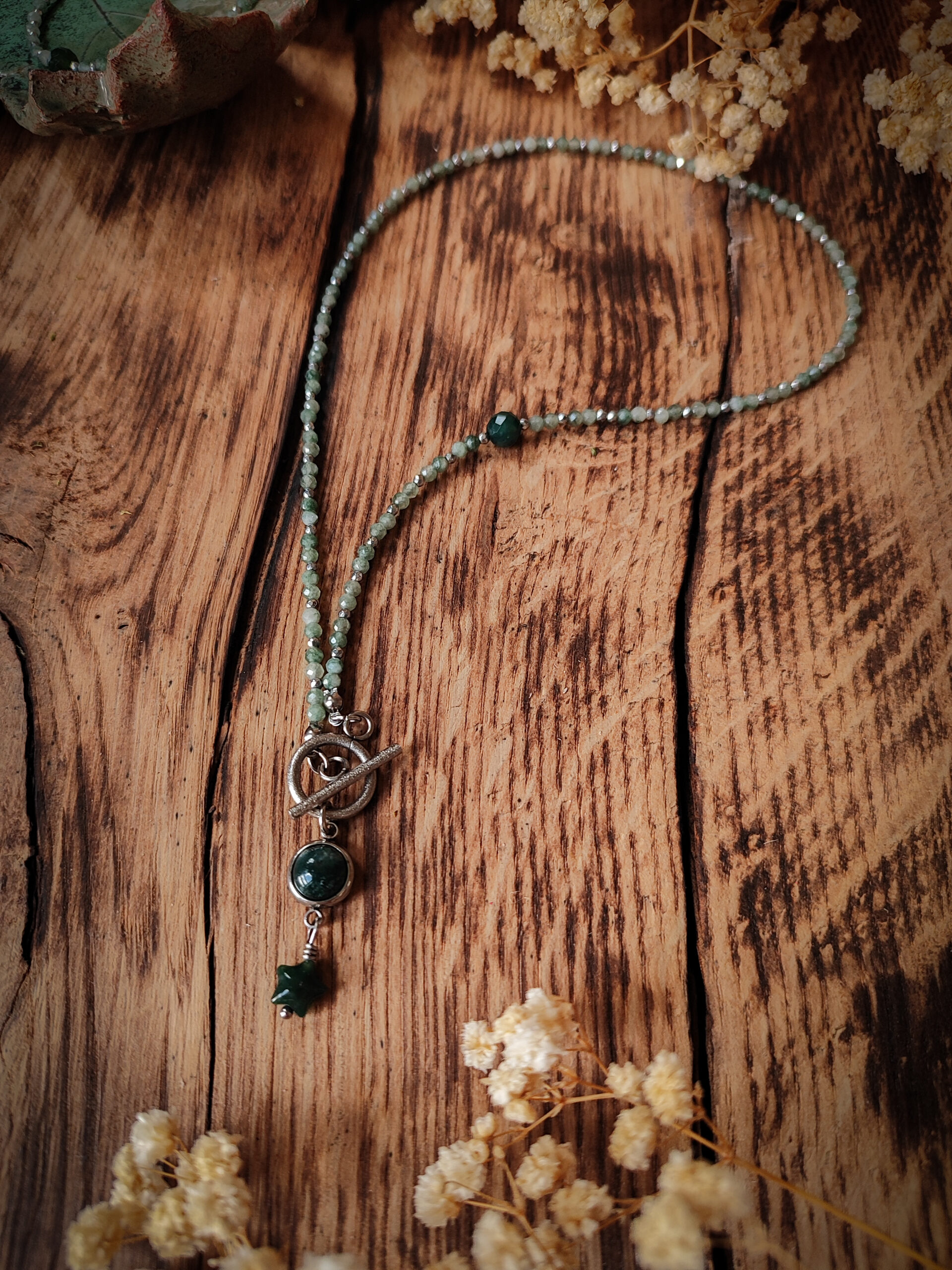 Pierwszy przymrozek - naszyjnik z drobnych kamieni z zawieszką handmade