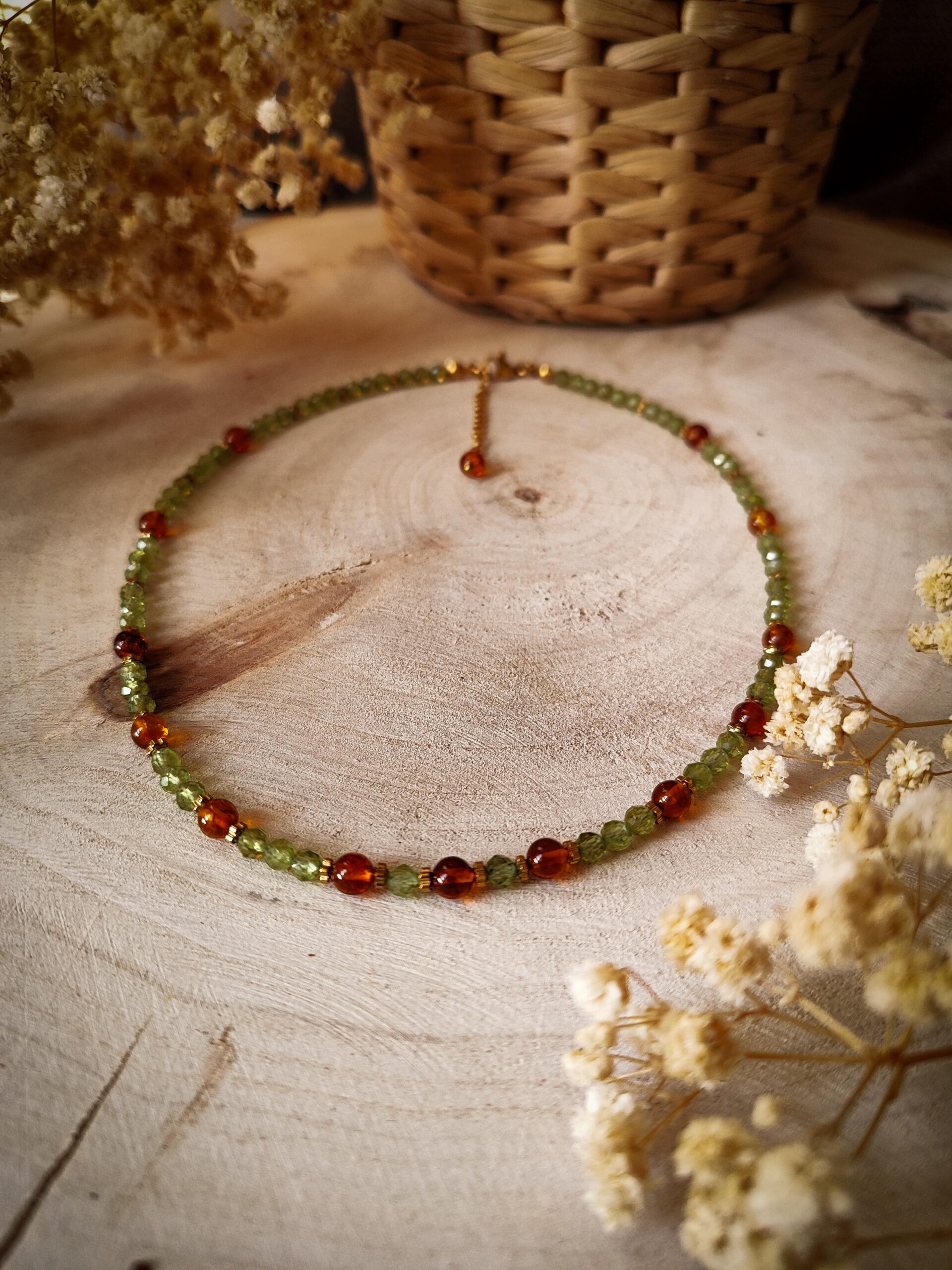 Kropla żywicy - naszyjnik z drobnych kamieni i bursztynu handmade - obrazek 3