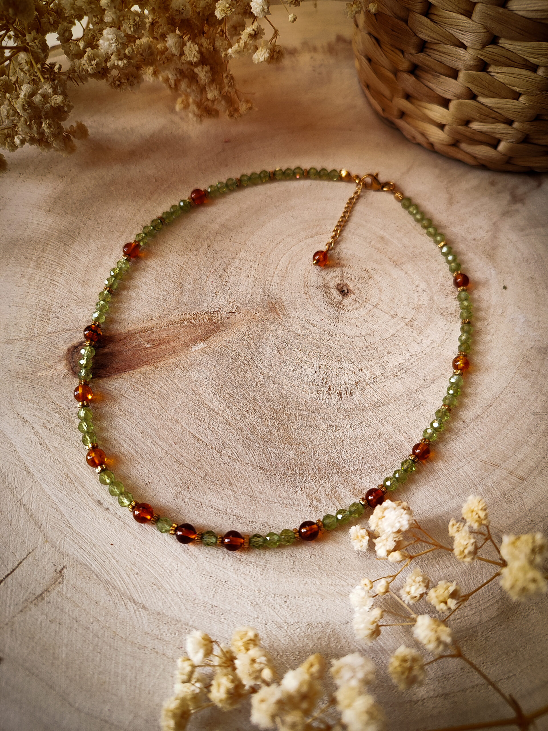 Kropla żywicy - naszyjnik z drobnych kamieni i bursztynu handmade - obrazek 2