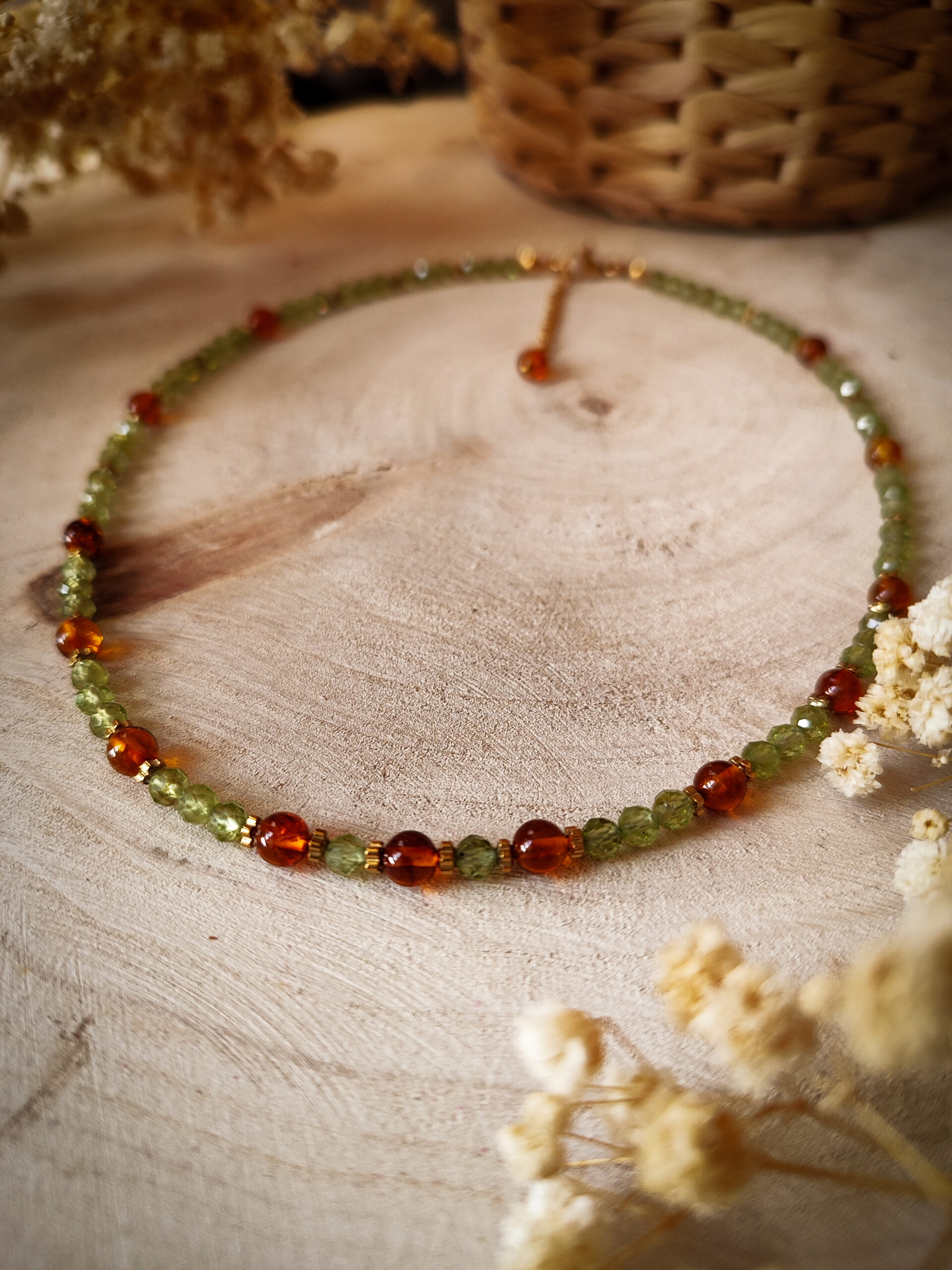 Kropla żywicy - naszyjnik z drobnych kamieni i bursztynu handmade