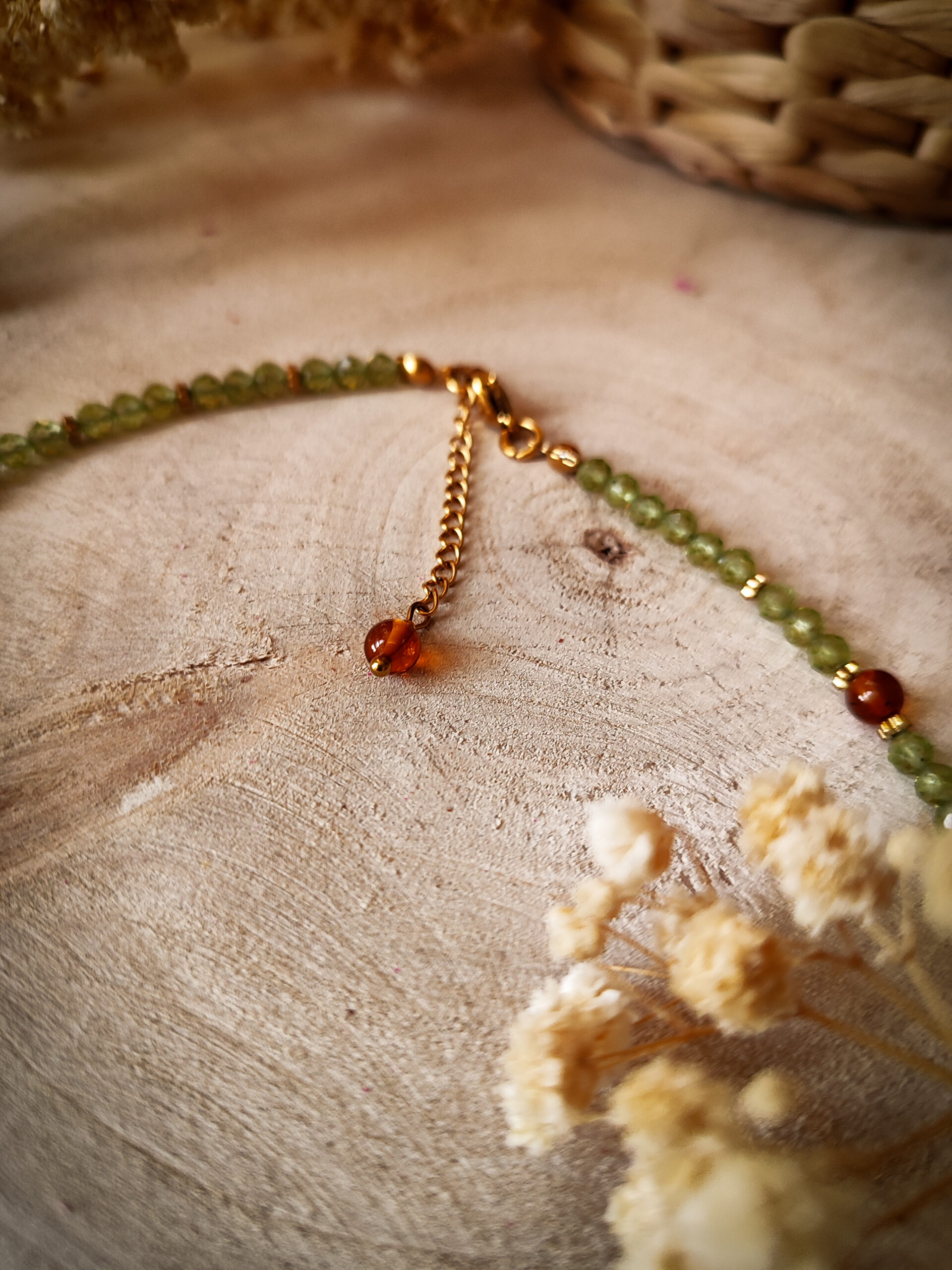 Kropla żywicy - naszyjnik z drobnych kamieni i bursztynu handmade - obrazek 5