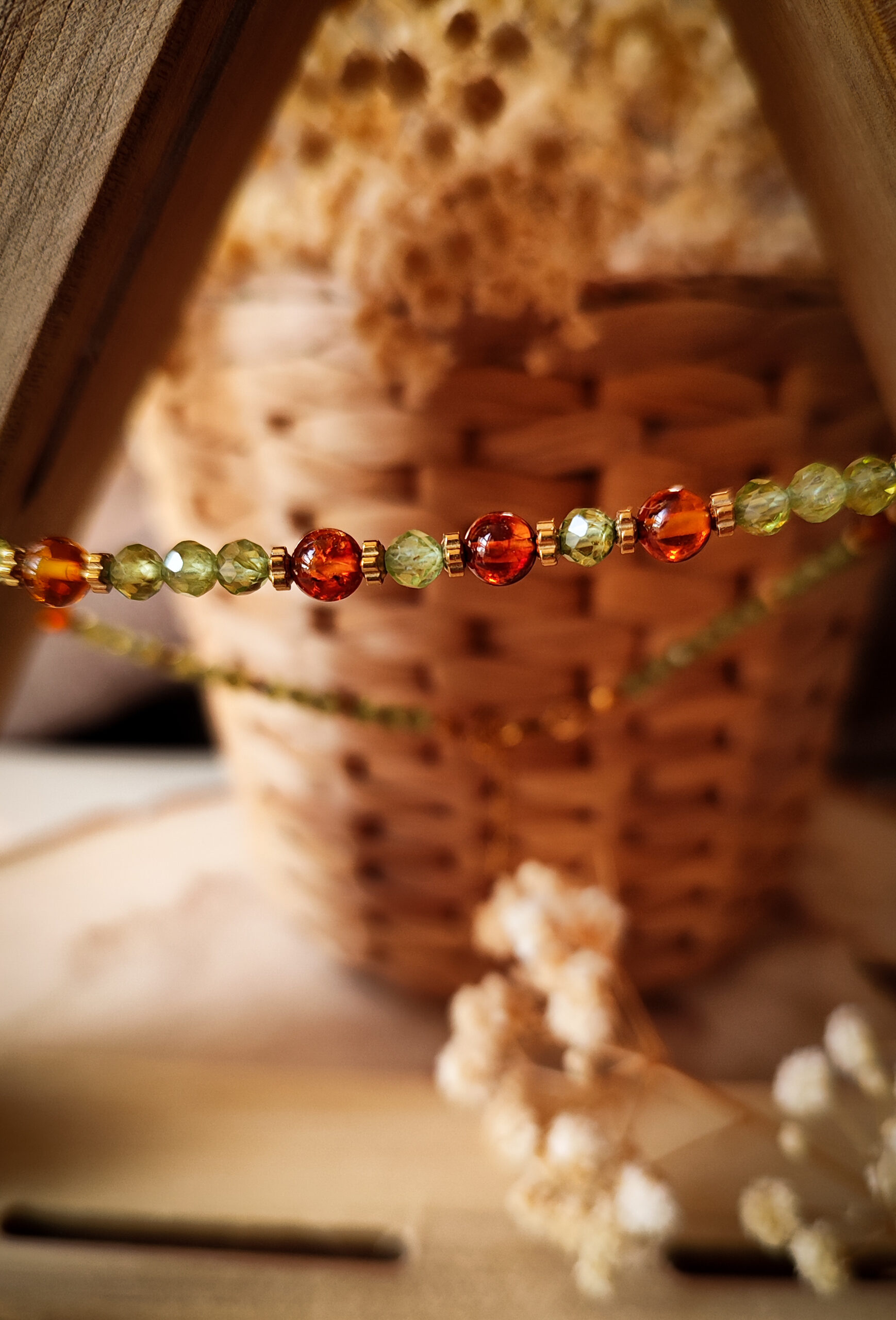 Kropla żywicy - naszyjnik z drobnych kamieni i bursztynu handmade - obrazek 6