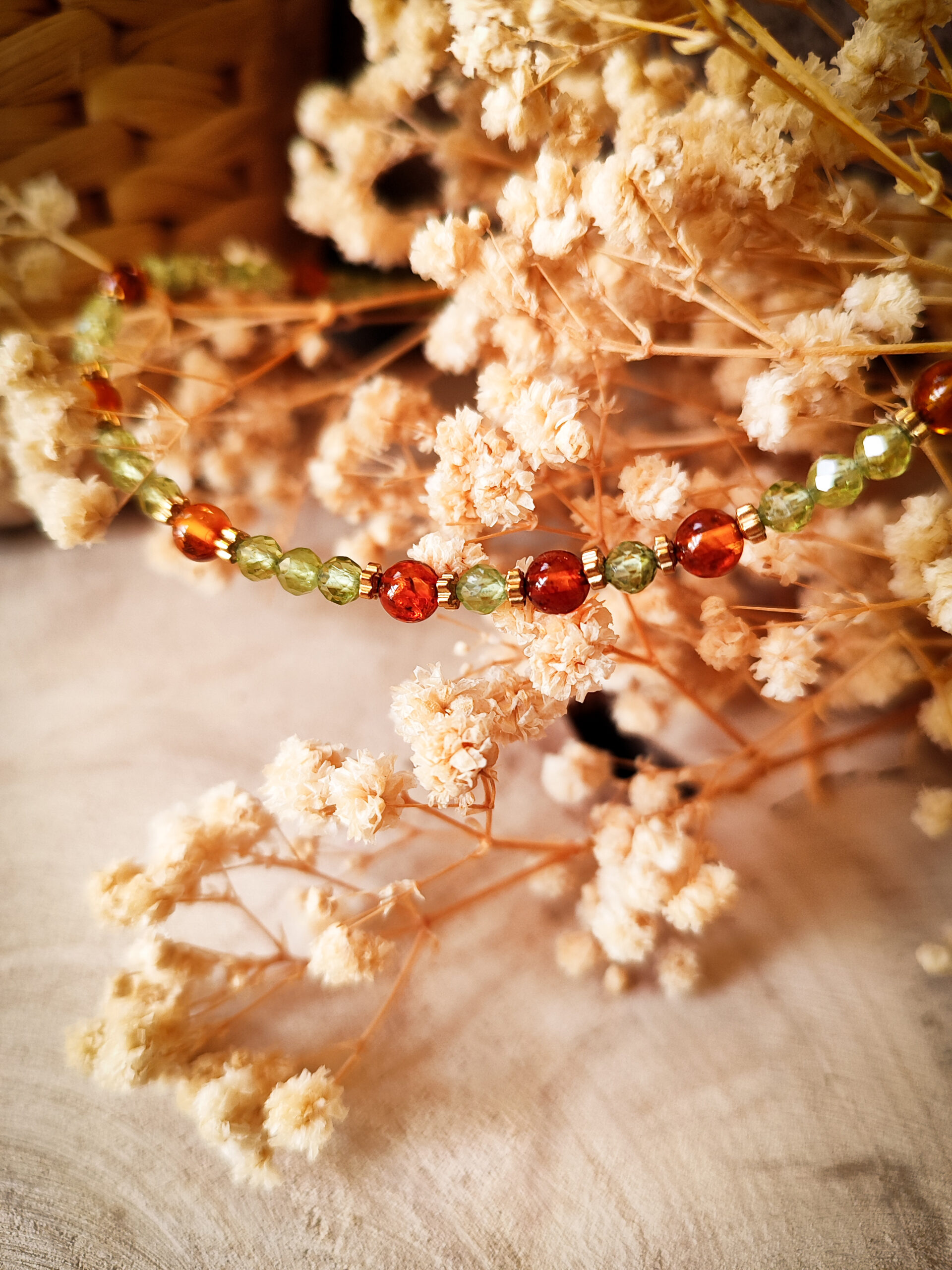 Kropla żywicy - naszyjnik z drobnych kamieni i bursztynu handmade - obrazek 7