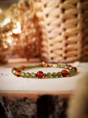 Kropla żywicy - bransoletka z drobnych kamieni i bursztynu handmade