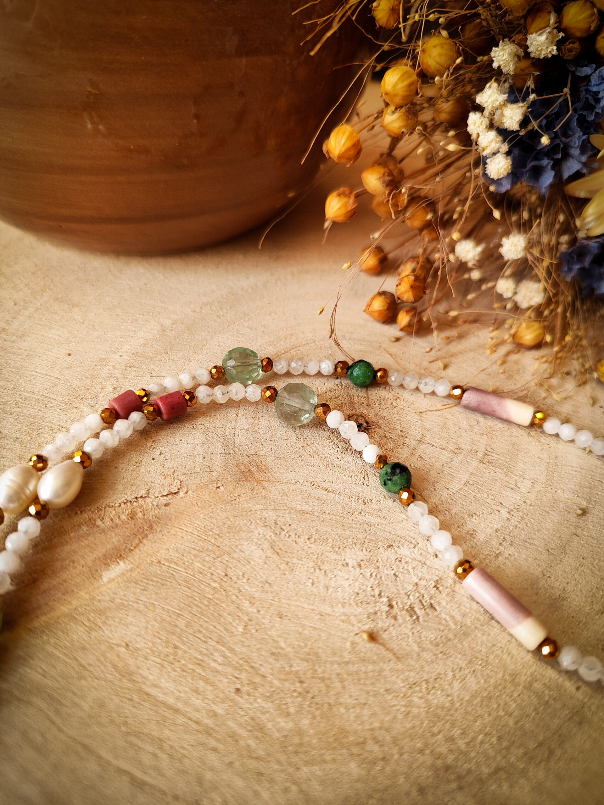 Księżycowy misz-masz - naszyjnik z kamieni z zawieszką handmade - obrazek 3