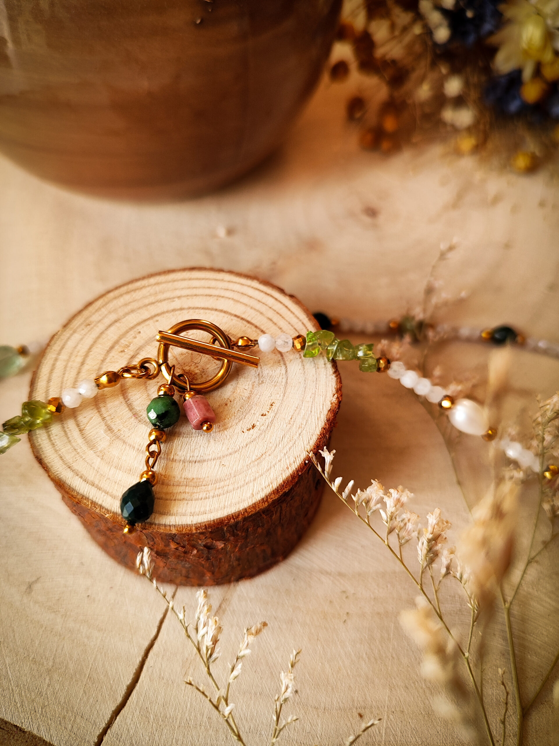 Księżycowy misz-masz - naszyjnik z kamieni z zawieszką handmade - obrazek 2