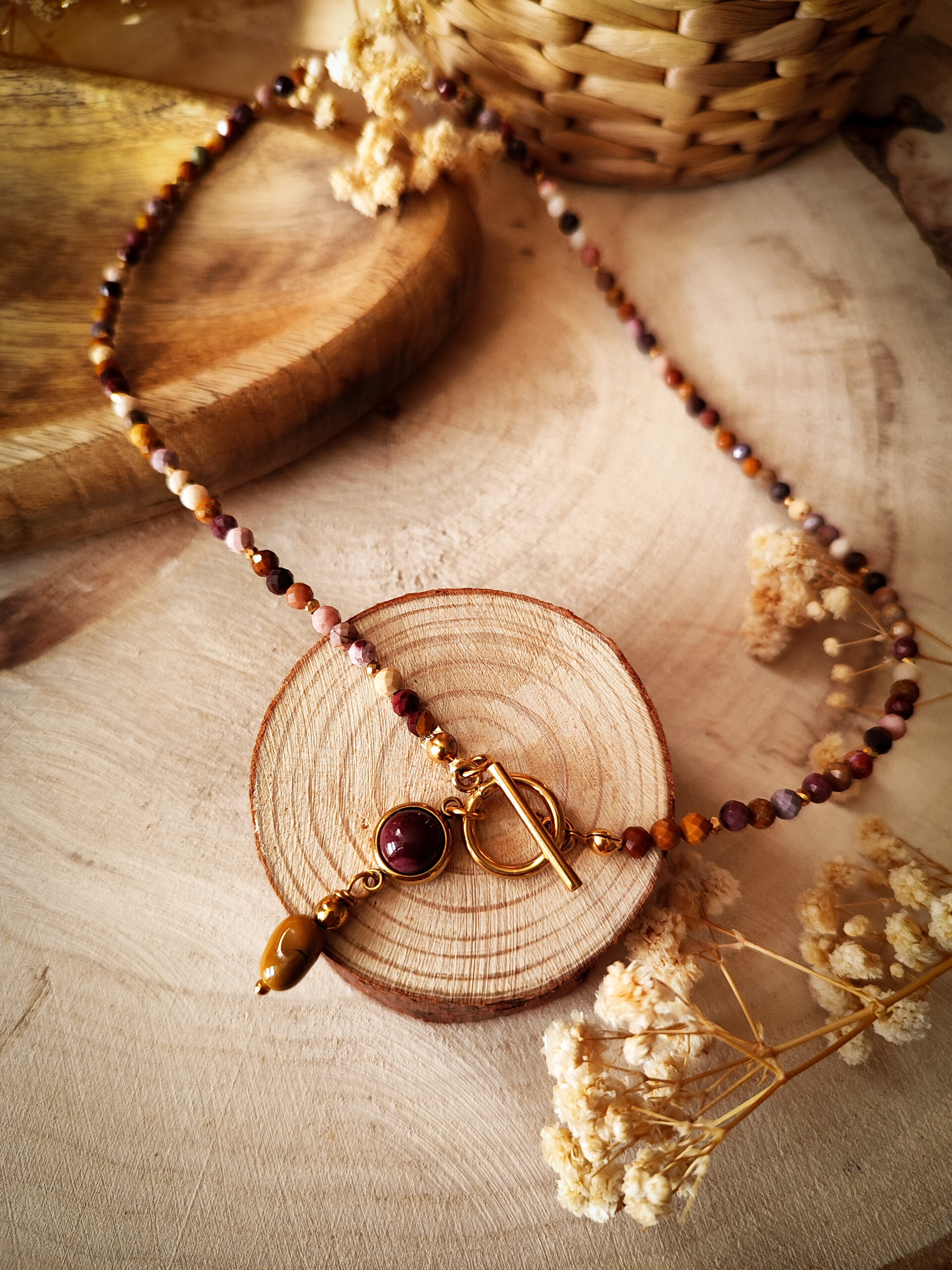 Wrześniowa aura - naszyjnik z drobnych kamieni z zawieszką handmade - obrazek 4