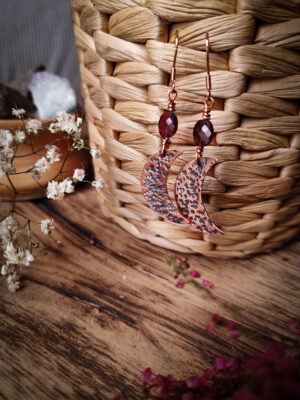 Miedziane kolczyki z granatem PÓŁKSIĘŻYCE