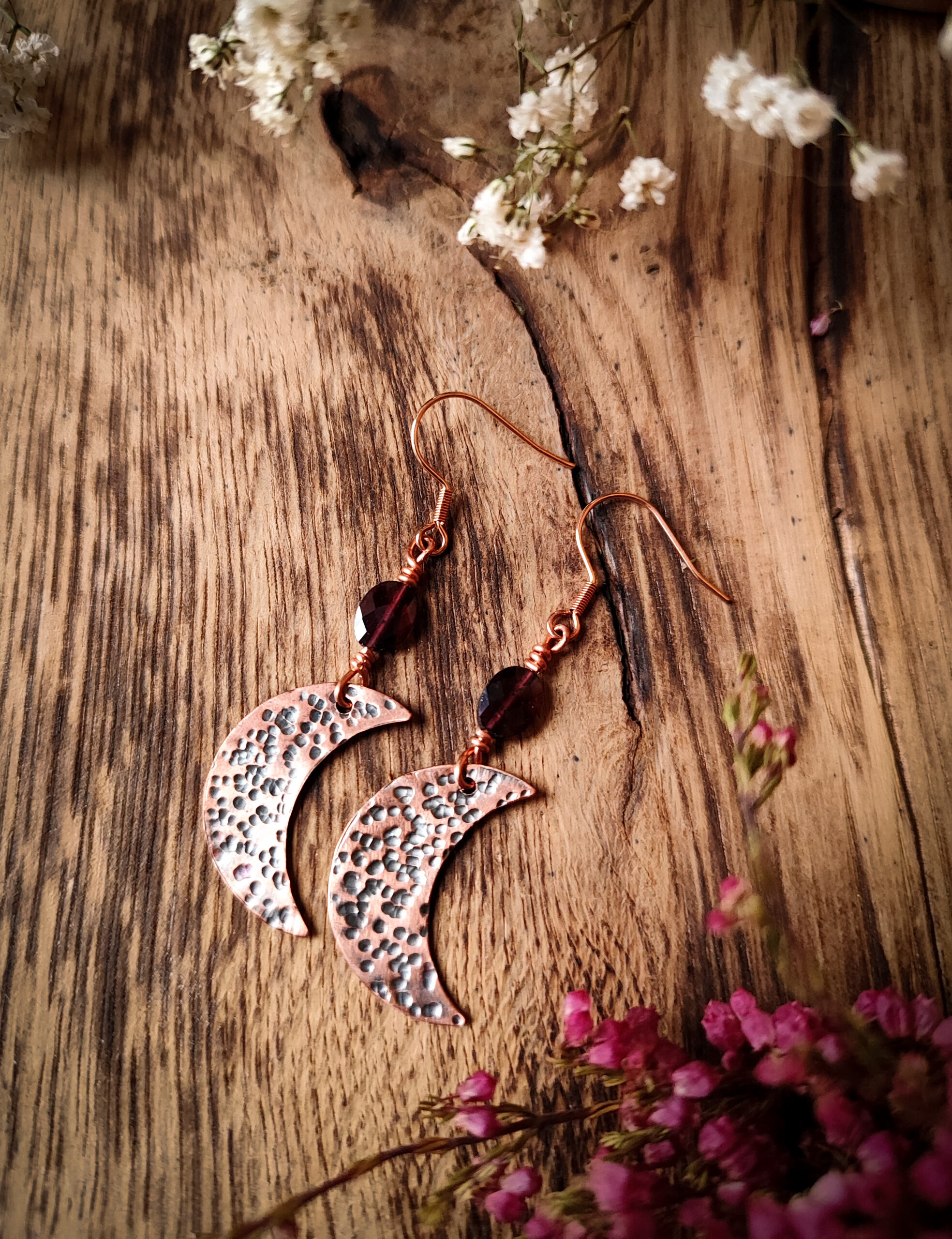 Miedziane kolczyki z granatem PÓŁKSIĘŻYCE - obrazek 2